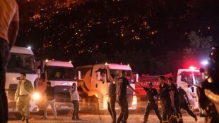 In der Türkei sind drei Menschen beim Versuch gestorben, einen Waldbrand zu löschen.