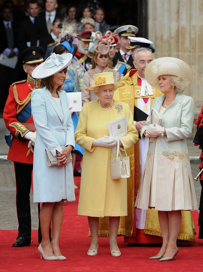 Carole Middleton (hier neben Queen Elizabeth II. und der heutigen Queen Camilla) trug zur ...