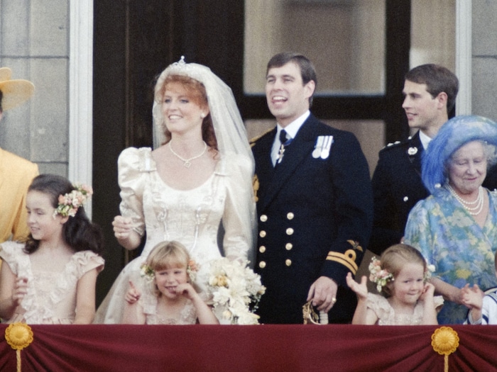 „Fergie“ feierte ihre Traumhochzeit in einem Kleid von Lindka Cierach. Carole Middleton wollte ...