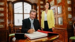 Markus Söder trug sich im Chiemseehof ins Gästebuch des Landes Salzburg ein.