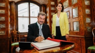 Markus Söder trug sich im Chiemseehof ins Gästebuch des Landes Salzburg ein.