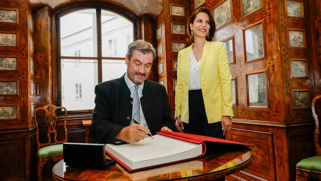 Markus Söder trug sich im Chiemseehof ins Gästebuch des Landes Salzburg ein.