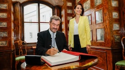 Markus Söder trug sich im Chiemseehof ins Gästebuch des Landes Salzburg ein.