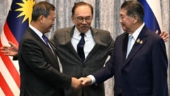 Ein Handschlag zwischen Manet (links) und Wechayachai besiegelte die Waffenruhe.