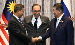 Ein Handschlag zwischen Manet (links) und Wechayachai besiegelte die Waffenruhe.