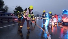 Aufräumarbeiten nach dem Crash auf der A14. 