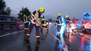 Aufräumarbeiten nach dem Crash auf der A14. 