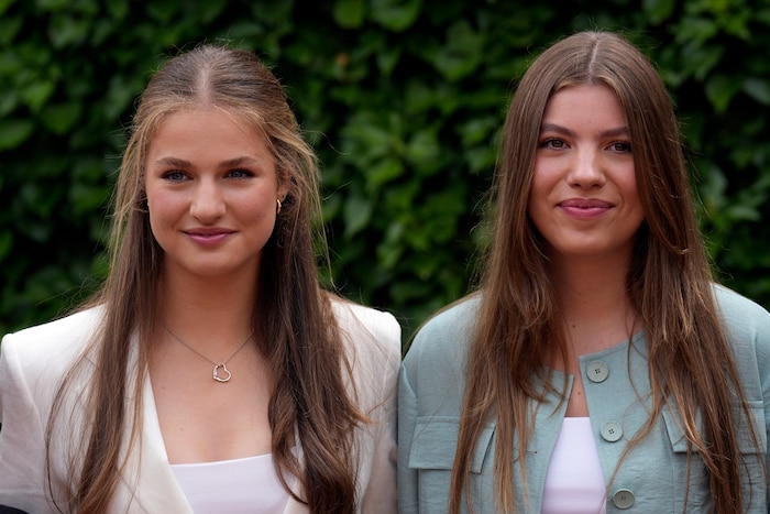 Während Kronprinzessin Leonor sich zur Kampfpilotin ausbilden lässt, will ihre jüngere Schwester ...