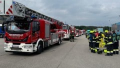 Erschwerte Bedingungen für die Feuerwehr in Stockerau: Mit Schutzanzügen und schwerem Atemschutz ...