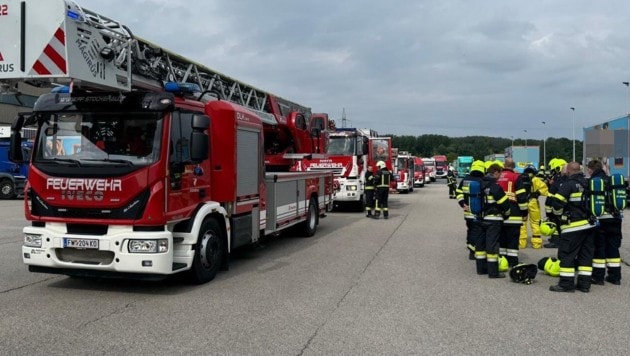 Erschwerte Bedingungen für die Feuerwehr in Stockerau: Mit Schutzanzügen und schwerem Atemschutz ...