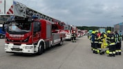 Erschwerte Bedingungen für die Feuerwehr in Stockerau: Mit Schutzanzügen und schwerem Atemschutz ...