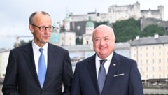 Bereits in Salzburg sah man sie Seite an Seite. Auch in Brüssel wollen die Kanzler Merz und ...