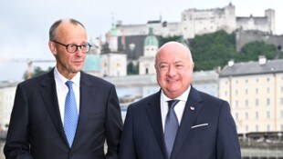 Bereits in Salzburg sah man sie Seite an Seite. Auch in Brüssel wollen die Kanzler Merz und ...