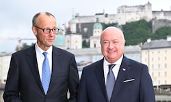 Bereits in Salzburg sah man sie Seite an Seite. Auch in Brüssel wollen die Kanzler Merz und ...