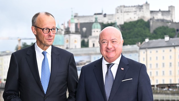 Bereits in Salzburg sah man sie Seite an Seite. Auch in Brüssel wollen die Kanzler Merz und ...