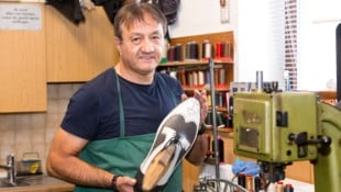 Leder, Garn, Nähmaschine: Ataer Kapakli hat das Handwerk von der Pike auf gelernt – das schätzen ...