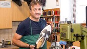 Leder, Garn, Nähmaschine: Ataer Kapakli hat das Handwerk von der Pike auf gelernt – das schätzen ...