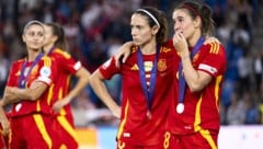 Großer Frust bei den Spanierinnen (Aitana Bonmati, mi.) nach dem verlorenen EM-Finale.
