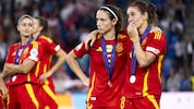 Großer Frust bei den Spanierinnen (Aitana Bonmati, mi.) nach dem verlorenen EM-Finale.