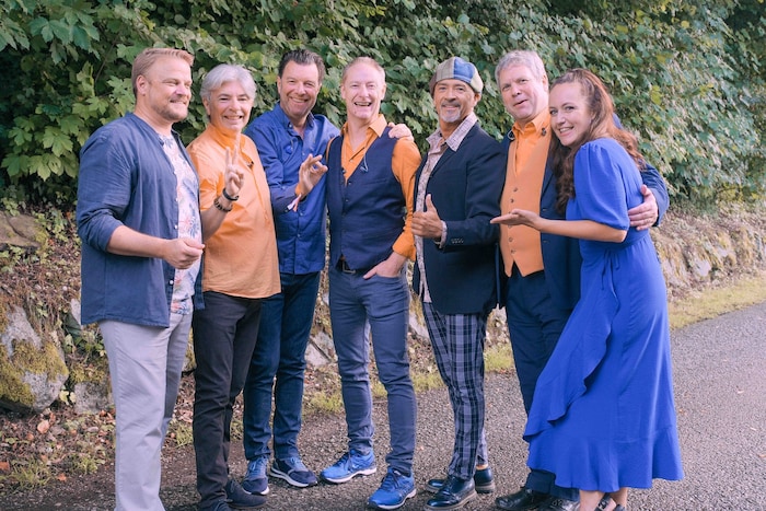 Die Flying Pickets mit den Moderatoren Joe Daxbacher (li.) und Kathi Hellmayr (re.).