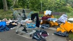 Überreste aus ausgeraubten Containern liegen am Donaukanal bei der Friedensbrücke.