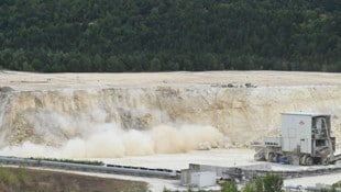 In Österreichs größtem Zementsteinbruch bewegt sich dementsprechend viel. Bei eine ...