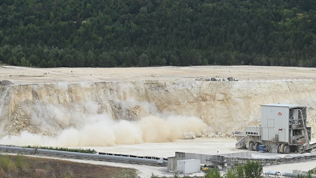 In Österreichs größtem Zementsteinbruch bewegt sich dementsprechend viel. Bei eine ...