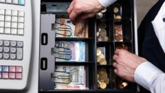 Der Verdächtige brach die Trinkgeldkasse auf.