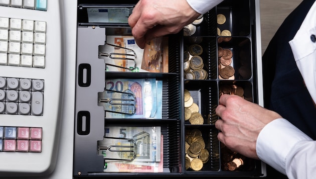 Der Verdächtige brach die Trinkgeldkasse auf.
