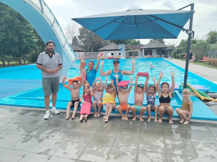 Die Sportunion mit den Kids und Bürgermeister Hans Unger im Freibad Oberschützen