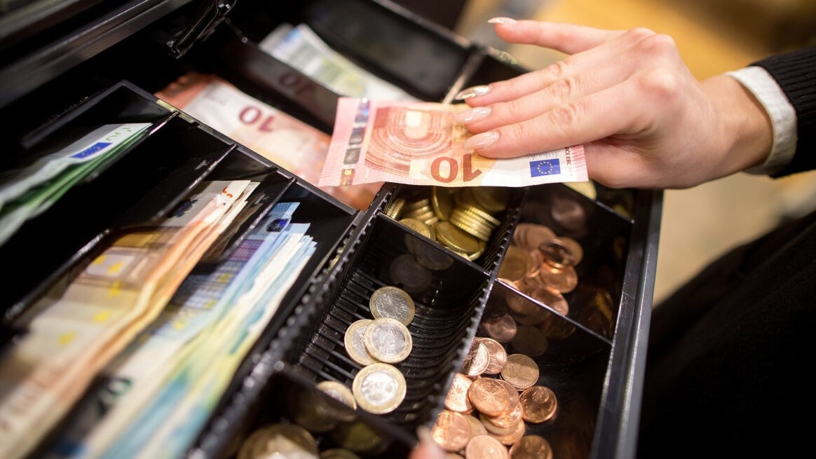 Über 10.000 Euro weg - Bedienung „bediente“ sich selbst fleißig in ...