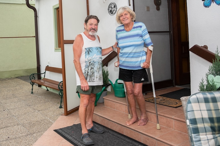 Nach zwei Wochen überwindet Frau F. schon tapfer die ersten Stiegen ins Haus – alleine. Davor ...