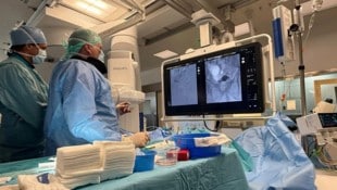 Hier sieht man, wie die Mediziner bei einer Prostataembolisation vorgehen. 