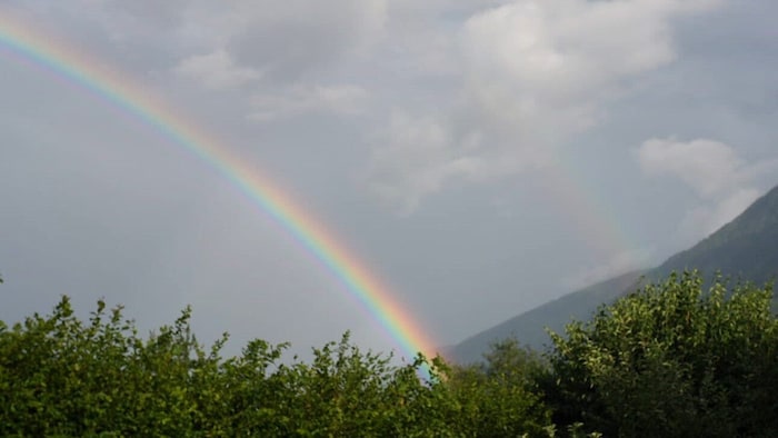 Immerhin erhellt da und dort ein Regenbogen die Stimmung.
