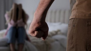 Der 62-Jährige soll das Handy seiner Freundin zerstört haben und ihr den Kontakt mit ihren ...