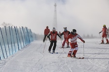 Salzburger Skilehrer bilden chinesische Skilehrer aus.