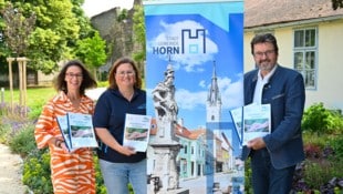 Stadträtin Barbara Stark, Karina Mikysek und Bürgermeister Gerhard Lentschig mit den neuen ...