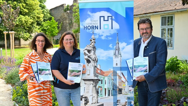 Stadträtin Barbara Stark, Karina Mikysek und Bürgermeister Gerhard Lentschig mit den neuen ...