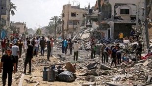 Zivilisten kehren in ihre zerstörten Häuser im Gazastreifen zurück.