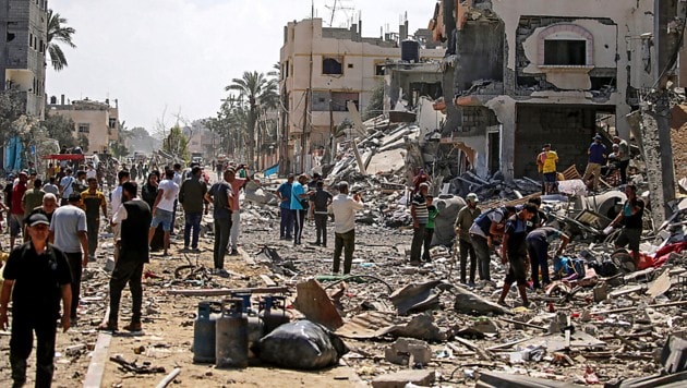 Zivilisten kehren in ihre zerstörten Häuser im Gazastreifen zurück.