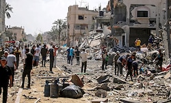 Zivilisten kehren in ihre zerstörten Häuser im Gazastreifen zurück.