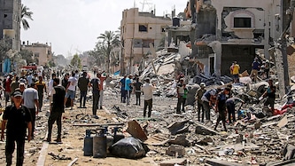 Zivilisten kehren in ihre zerstörten Häuser im Gazastreifen zurück.