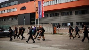Schichtende! Motorradhersteller KTM hat seine Produktion wieder aufgenommen.