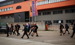 Schichtende! Motorradhersteller KTM hat seine Produktion wieder aufgenommen.