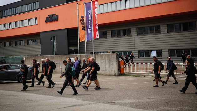 Schichtende! Motorradhersteller KTM hat seine Produktion wieder aufgenommen.