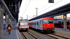 Der ungewöhnliche Unfall passsierte am Linzer Hauptbahnhof. Der 65-Jährige stürzte zwischen Zug ...