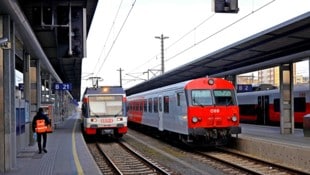 Der ungewöhnliche Unfall passsierte am Linzer Hauptbahnhof. Der 65-Jährige stürzte zwischen Zug ...