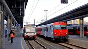 Der ungewöhnliche Unfall passsierte am Linzer Hauptbahnhof. Der 65-Jährige stürzte zwischen Zug ...