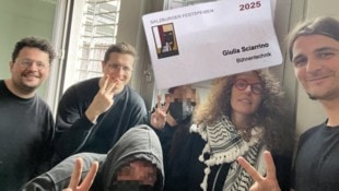 Die Aktivisten lachten im Polizeianhaltezentrum über ihren Triumph. Auf die Bühne kamen sie mit ...