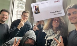 Die Aktivisten lachten im Polizeianhaltezentrum über ihren Triumph. Auf die Bühne kamen sie mit ...
